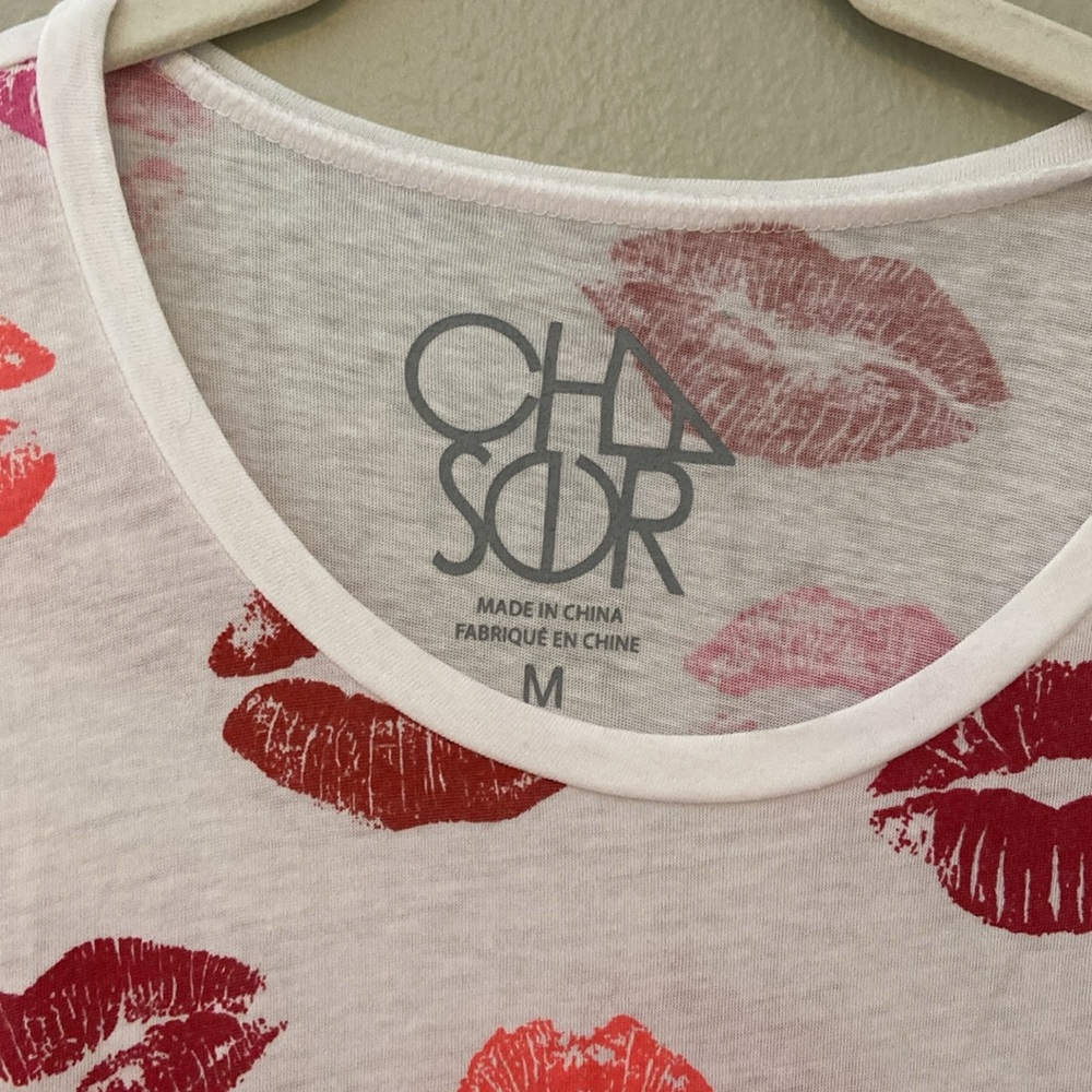 Chaser Lips Lipstick Print Graphic Tee Pink Tones Soft Short Sleeve Top - Picture 3 of 8